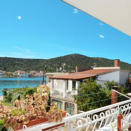 Apartamento By The Sea Vinisce, Trogir - 16485 Vinišće